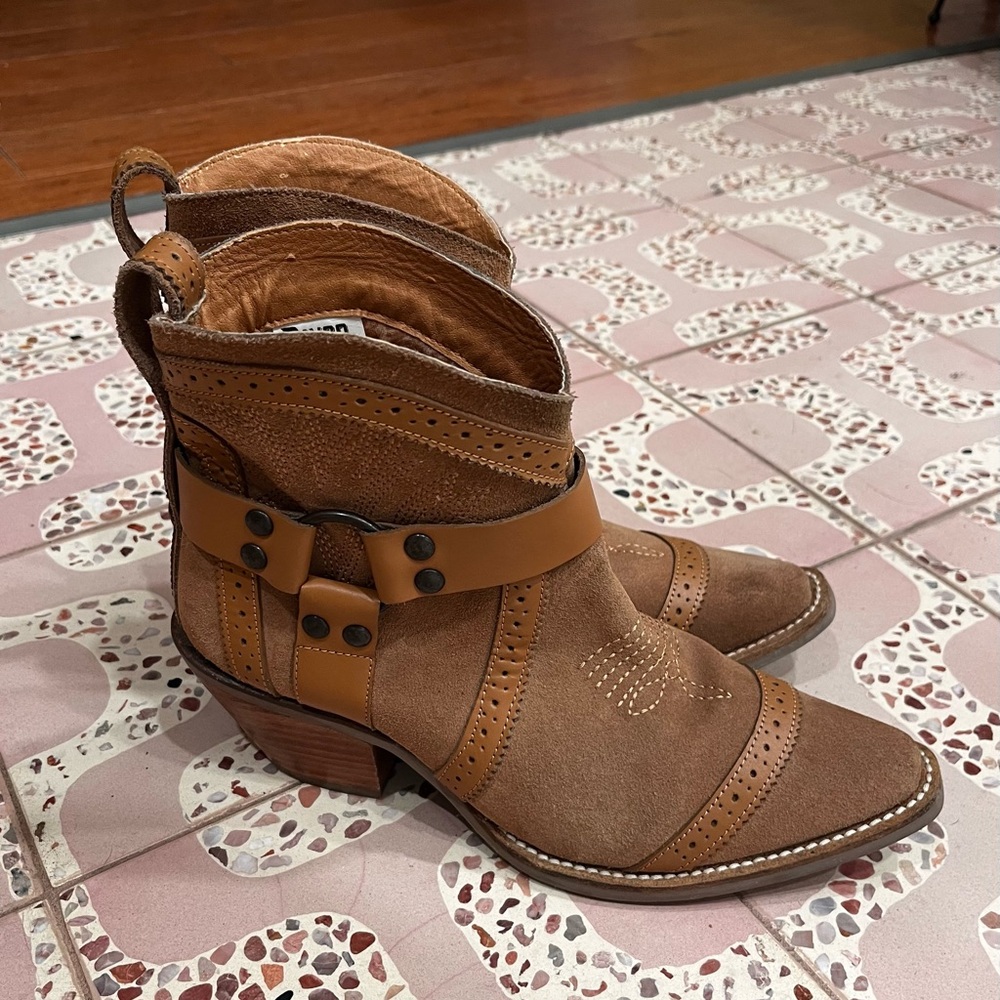 Dingo Women’s Gummy Bear Harness‎ Camel Color Suede bootie -Snip toe Size 7.5